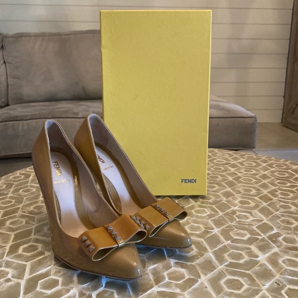 LIKE NEW!  FENDI Décolleté Vernice Borchie Viscone pumps - Picture 2 of 16